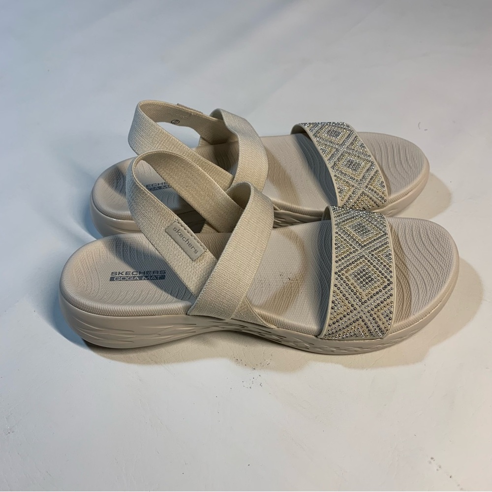 Skechers On The Go Glitzy Sandals Women’s Size 9 Ivory EUC Goga Mat Bling